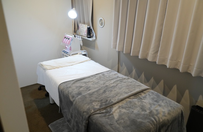 薄毛治療を検討している男性や女性が通いやすい専門サロンは日本橋近辺にあるB・Makesへ！